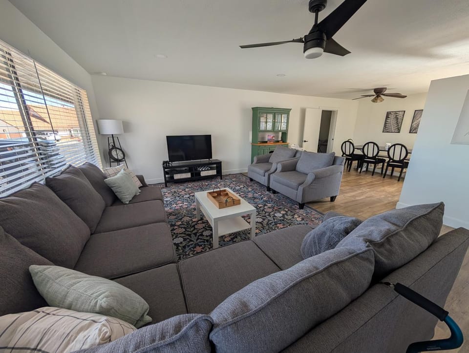 TV and multimedia, Living room, Seating area, Dining area