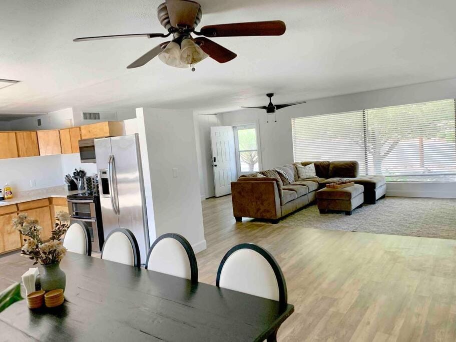 Kitchen or kitchenette, Living room, Seating area, Dining area, fireplace, minibar, pet friendly, stove