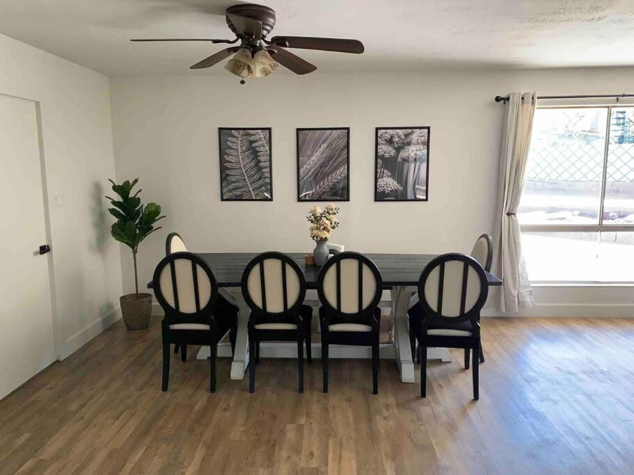 Living room, Seating area, Dining area, fireplace