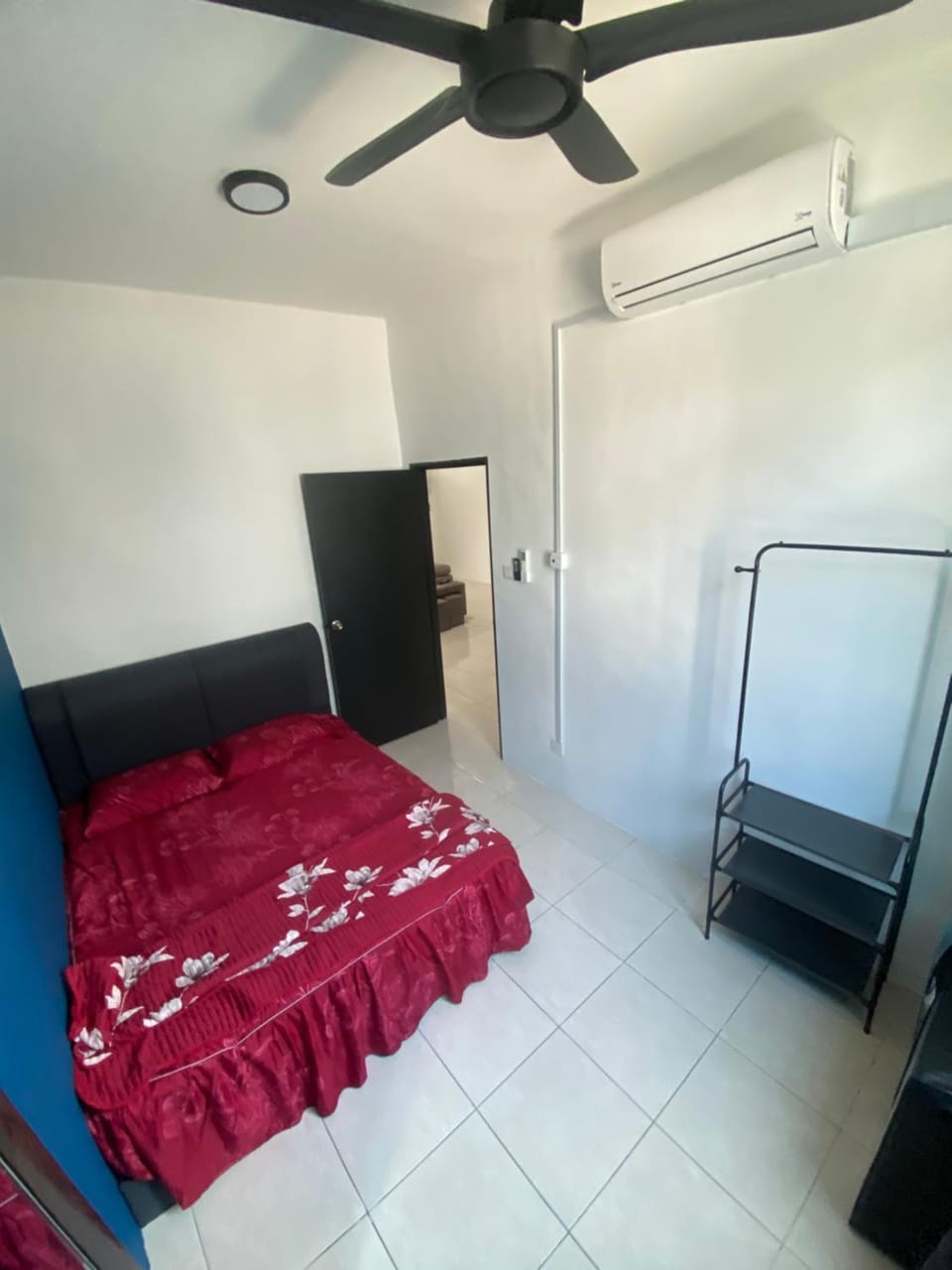 Bedroom, fireplace, air conditioner