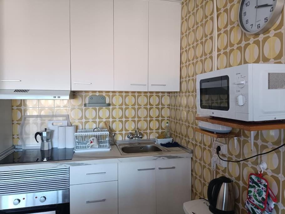 Coffee/tea facilities, Kitchen or kitchenette, oven, stove, toaster