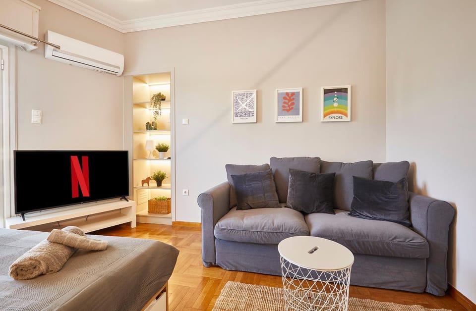 Bed, TV and multimedia, Seating area