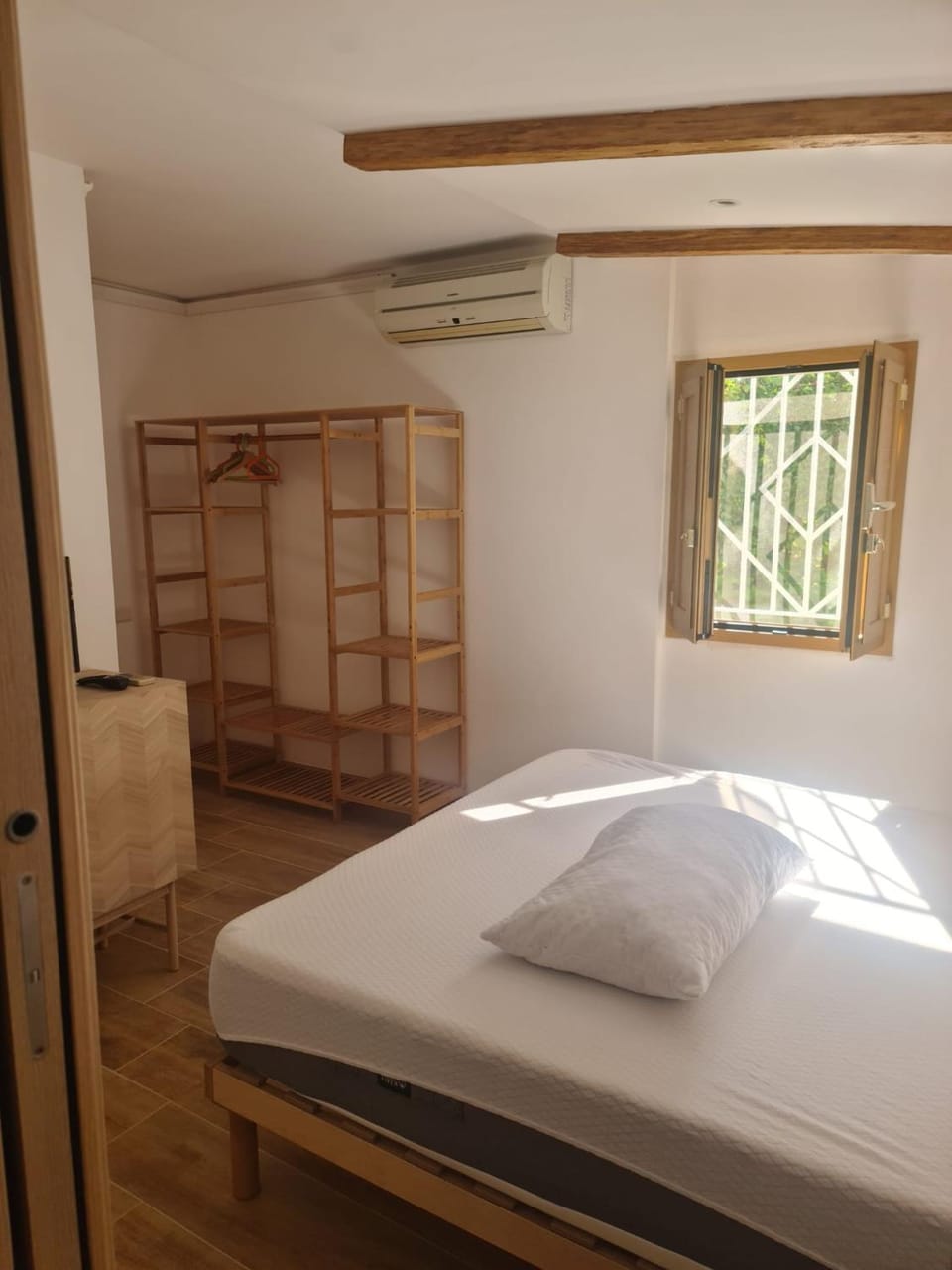 Bed, Bedroom, air conditioner