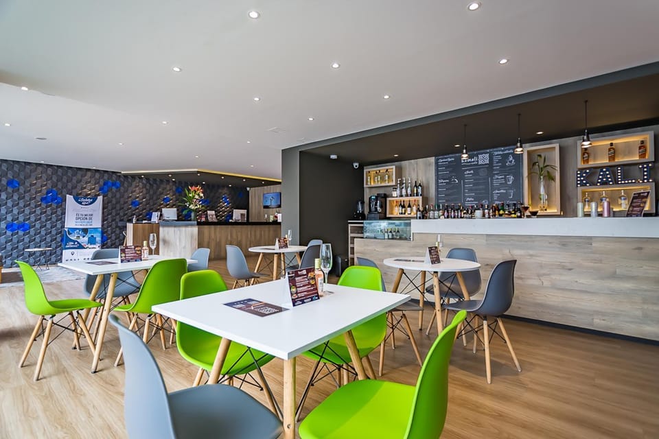 Restaurant/places to eat, Communal lounge/ TV room, Lounge or bar