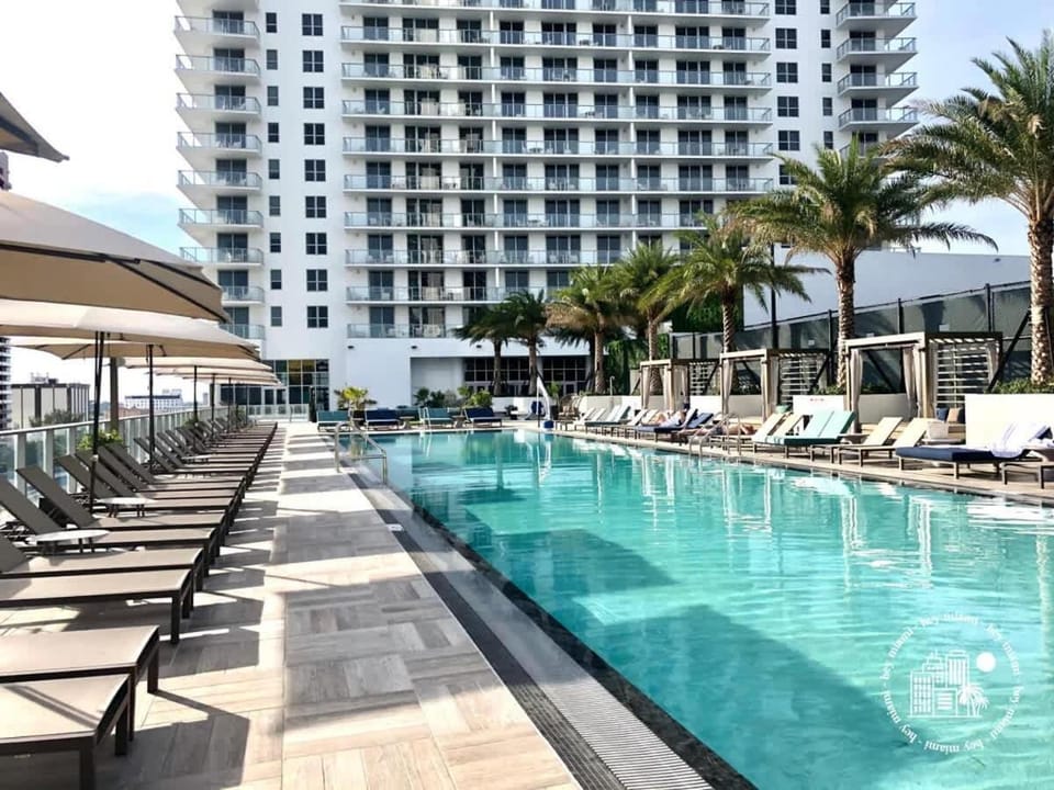 Luxury 3-bedroom with breathtaking view - One free valet parking House in Hollywood Beach