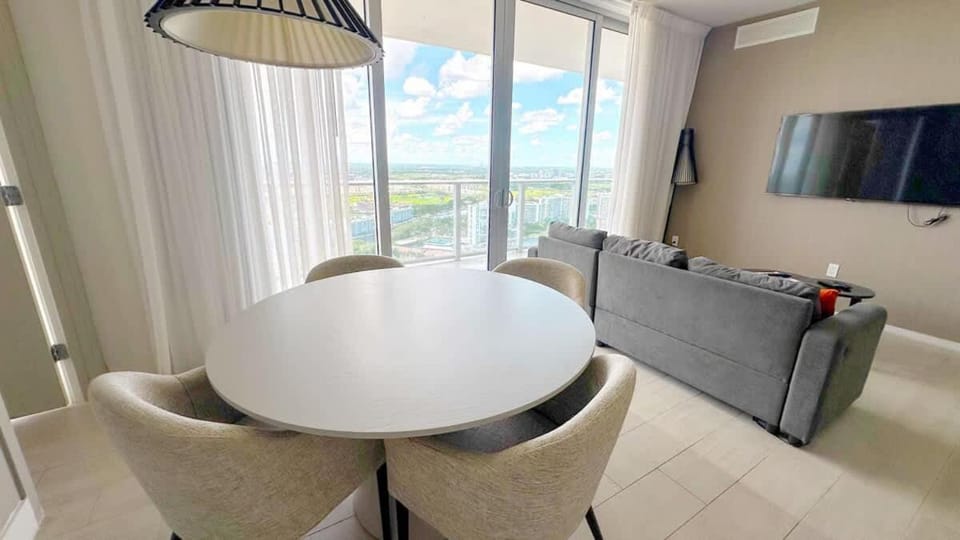Luxury 3-bedroom with breathtaking view - One free valet parking House in Hollywood Beach