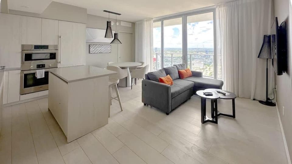 Luxury 3-bedroom with breathtaking view - One free valet parking House in Hollywood Beach