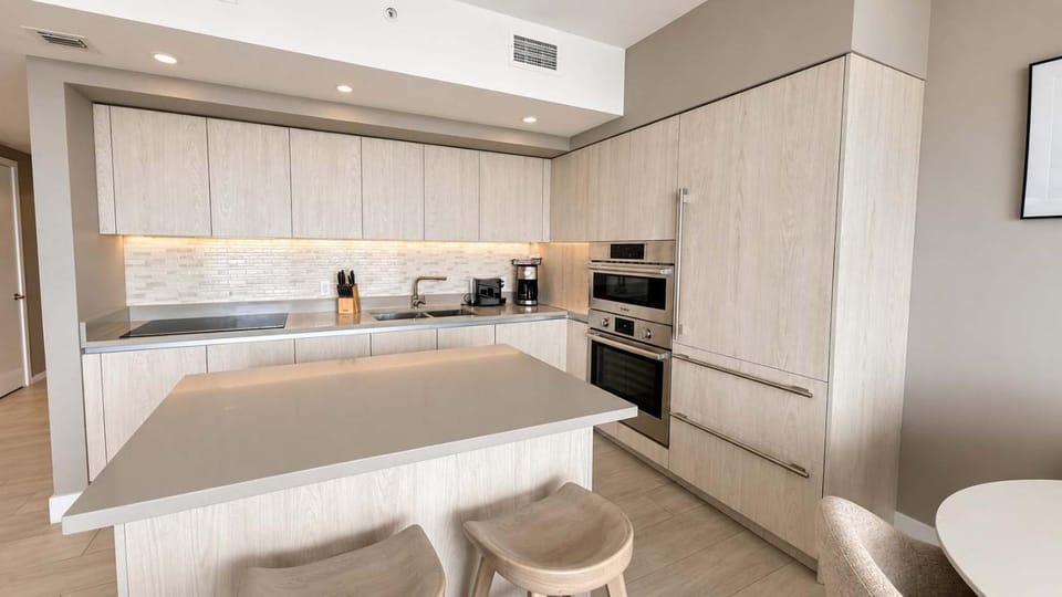 Luxury 3-bedroom with breathtaking view - One free valet parking House in Hollywood Beach