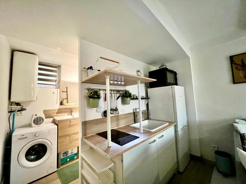 Kitchen or kitchenette