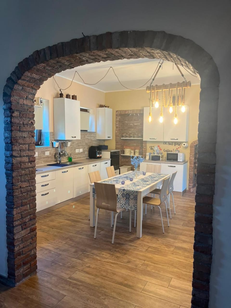 Kitchen or kitchenette, Dining area, stove