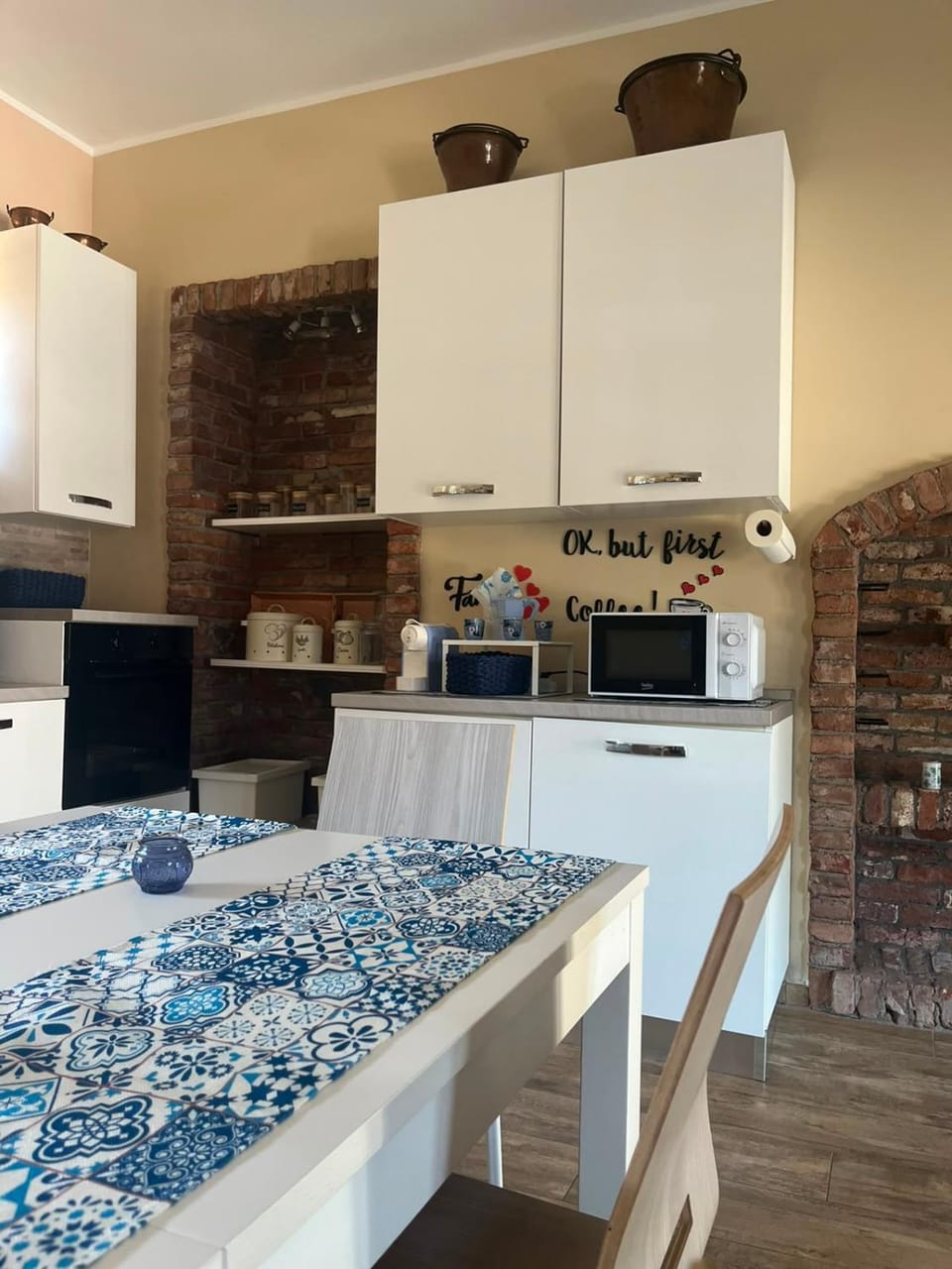 Coffee/tea facilities, Dining area, oven