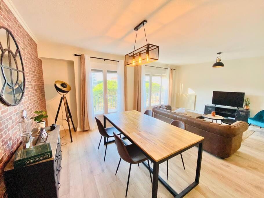 TV and multimedia, Living room, Seating area, Dining area