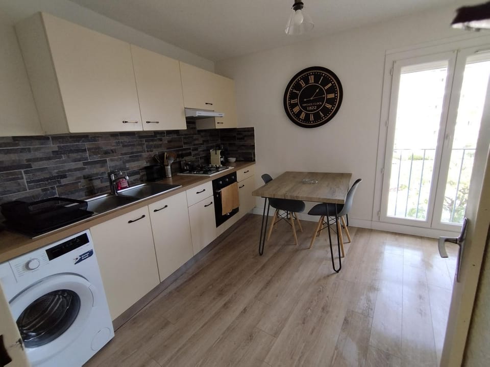 Dining area, minibar, pet friendly, stove, washing machine
