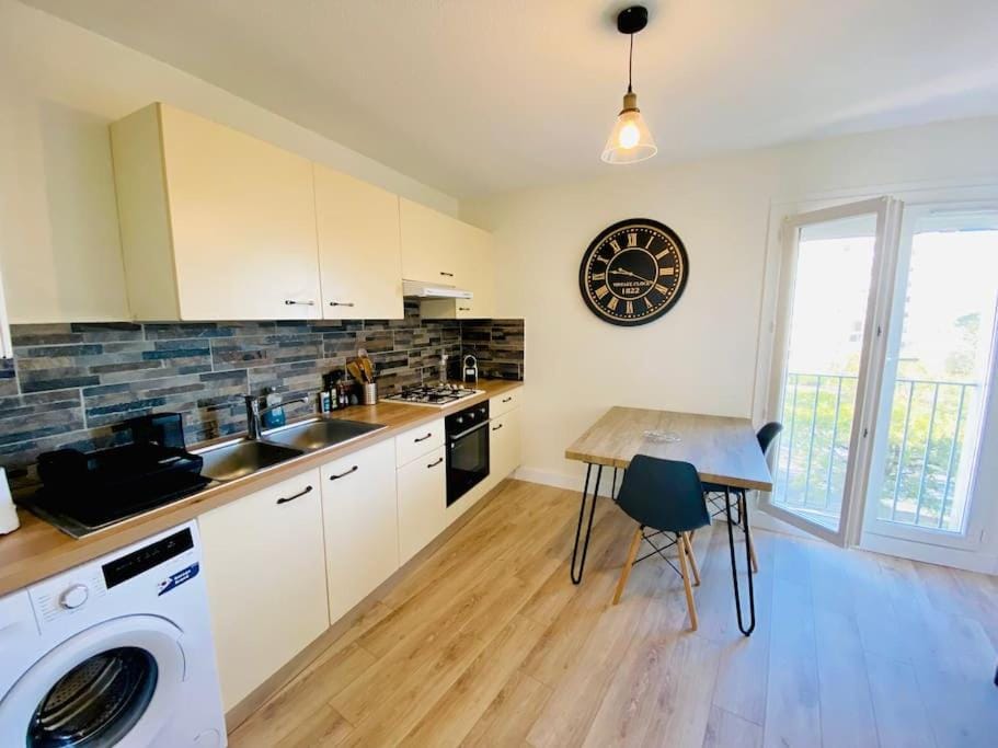 Dining area, minibar, pet friendly, stove, toaster, washing machine