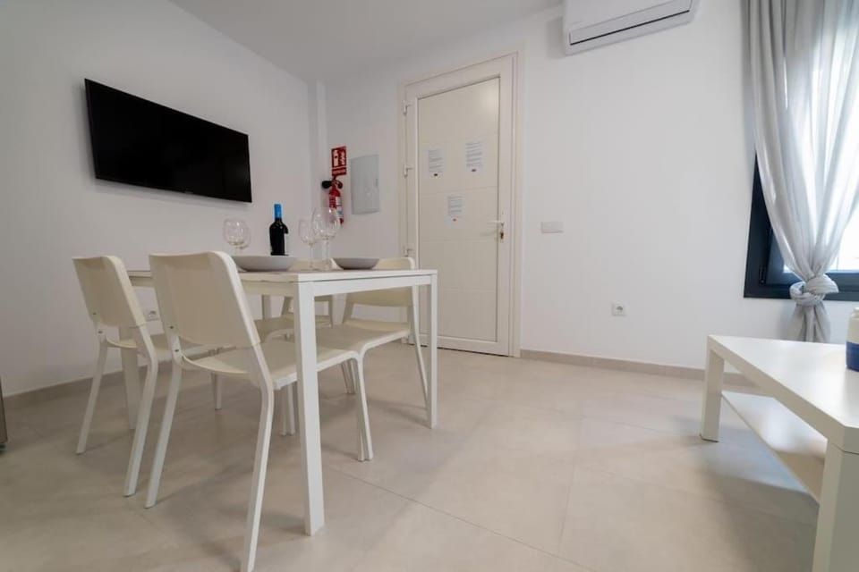 TV and multimedia, Living room, Seating area, Dining area, air conditioner