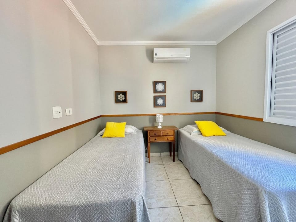 Lindo apartamento 2 quartos 200m da praia c/ AC Apartment in State of São Paulo