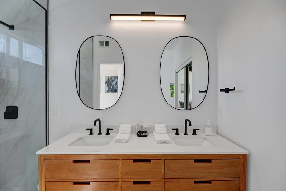 Shower, Bathroom, heating, wardrobe, acessibility