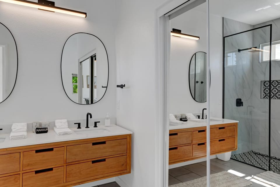 Shower, Bathroom, heating, wardrobe, acessibility