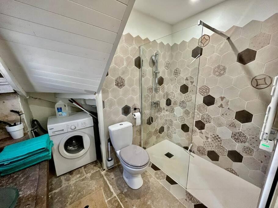 Shower, Toilet, Bathroom, towels, washing machine