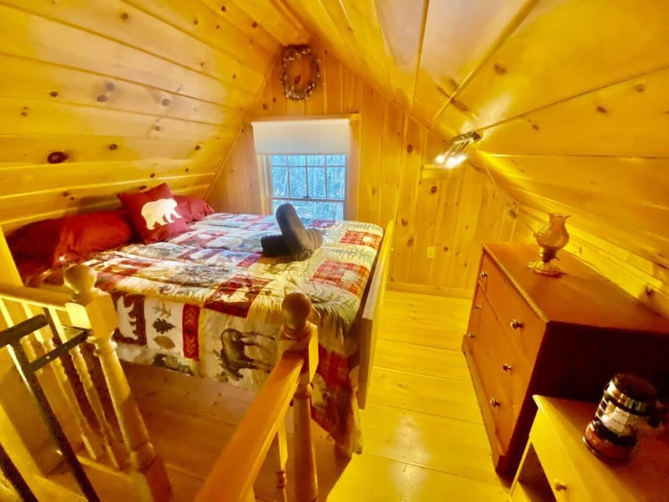 Private Cabin on 1.7 acres w/ Fireplace White Mtns Cabin in Bartlett