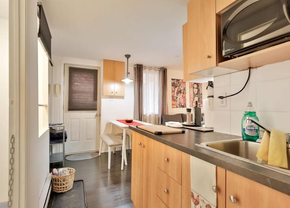 Kitchen or kitchenette, Dining area, oven