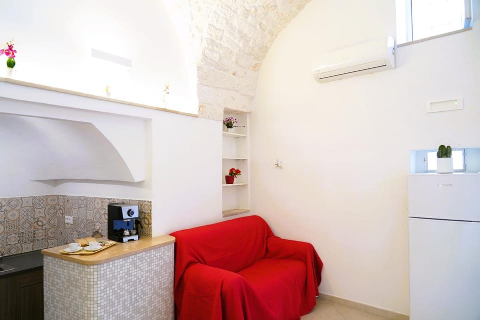 Coffee/tea facilities, Kitchen or kitchenette, Living room, Seating area, Dining area