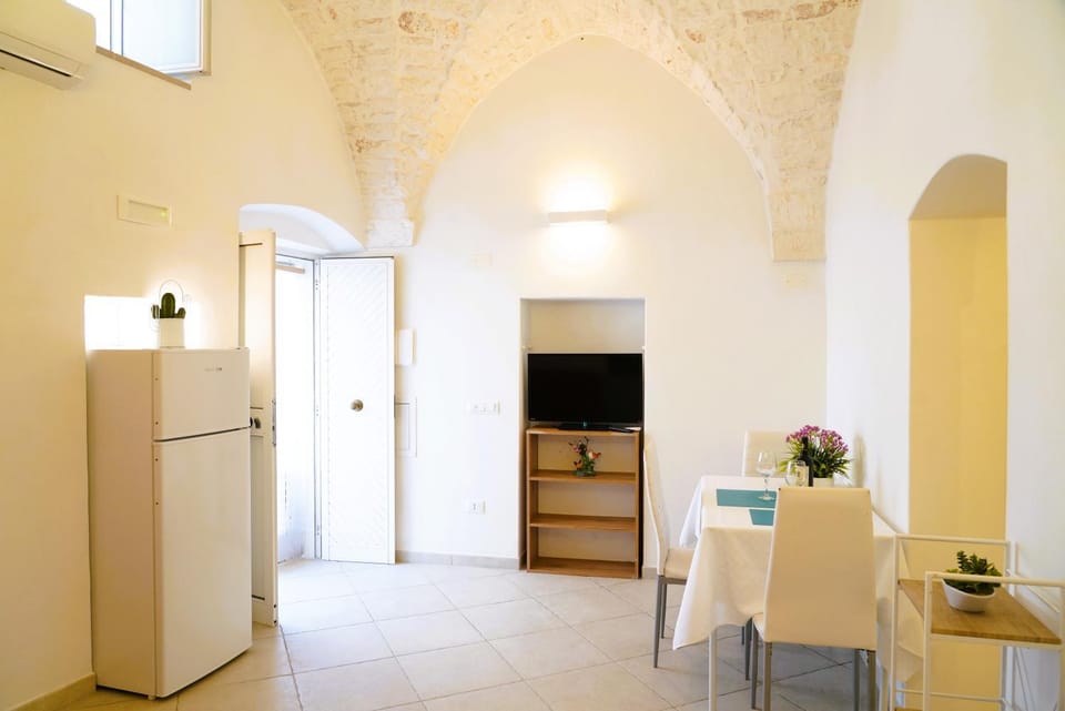 TV and multimedia, Kitchen or kitchenette, Living room, Seating area, Dining area