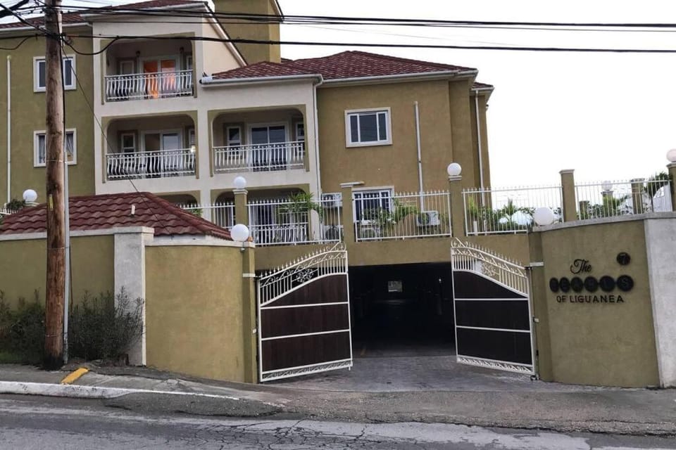 Shan's Manor.... Excellent Location!!! Apartment in Kingston