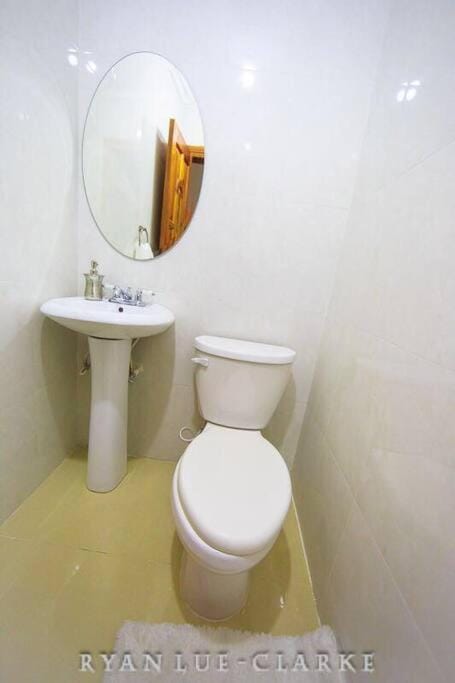 Shan's Manor.... Excellent Location!!! Apartment in Kingston