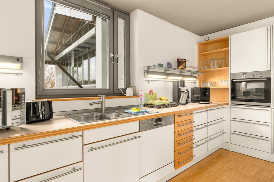 Coffee/tea facilities, minibar, pet friendly, toaster, kitchen