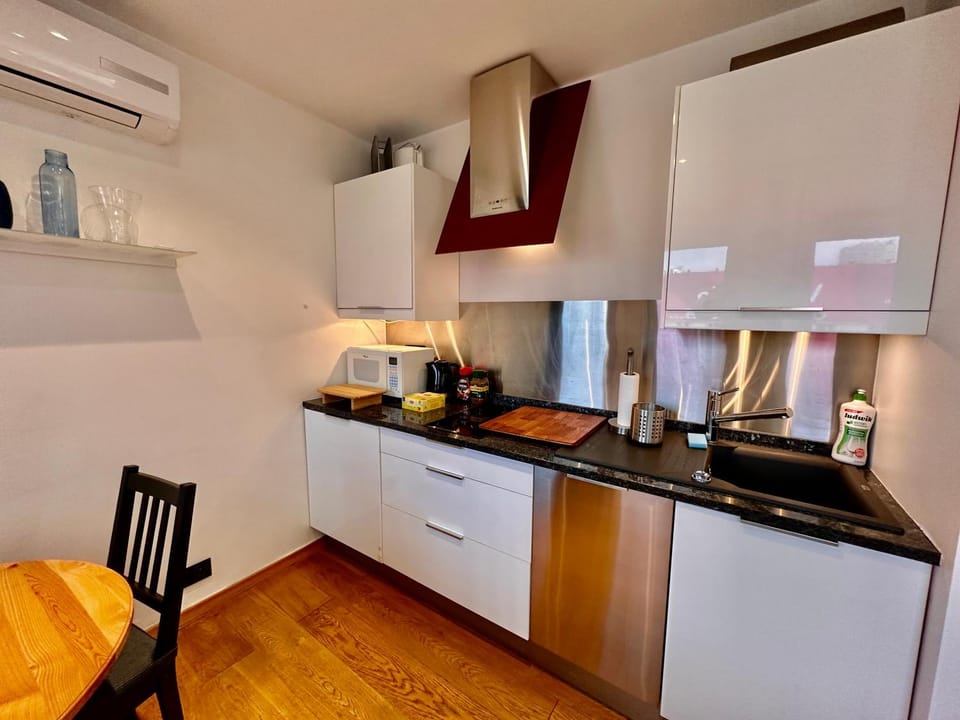 FORUM 3 metro fast WiFi 400 Mbs TV HBO Disney+ Apartment in Warsaw