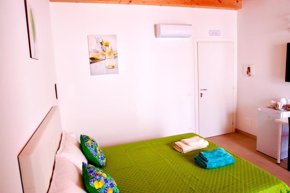 Bed, TV and multimedia, Photo of the whole room, Bedroom, locker, oven, towels, air conditioner