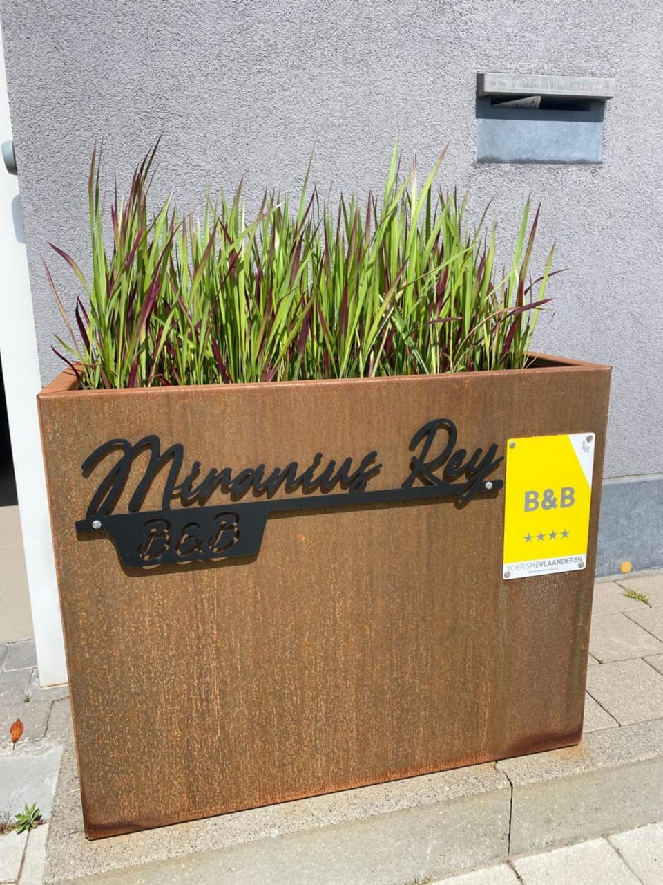 Property building, Day, Property logo or sign, Logo/Certificate/Sign, Street view, Certificate/Award