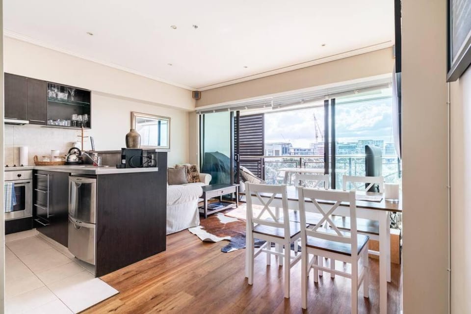 A Luxury Waterfront Nest Above Viaduct Harbor Apartment in Auckland