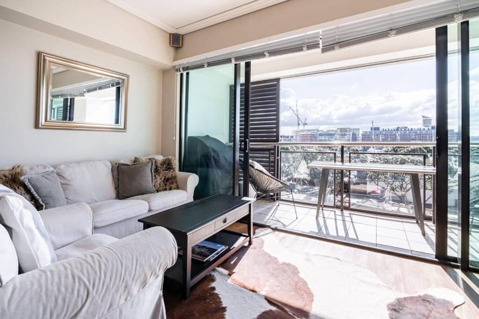 A Luxury Waterfront Nest Above Viaduct Harbor Apartment in Auckland