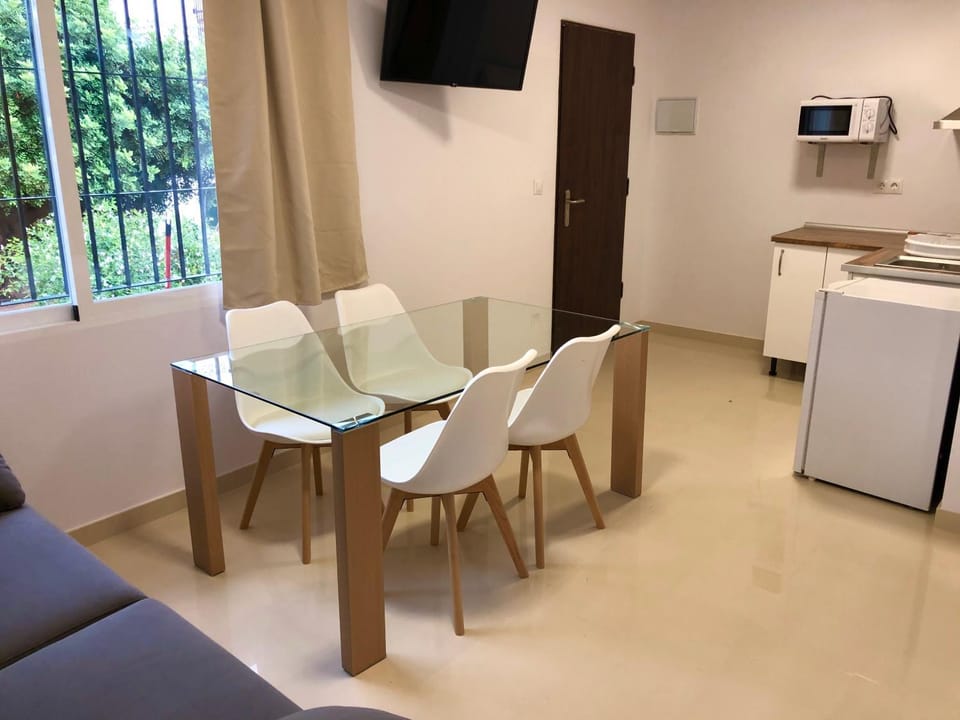 Kitchen or kitchenette, Living room, minibar