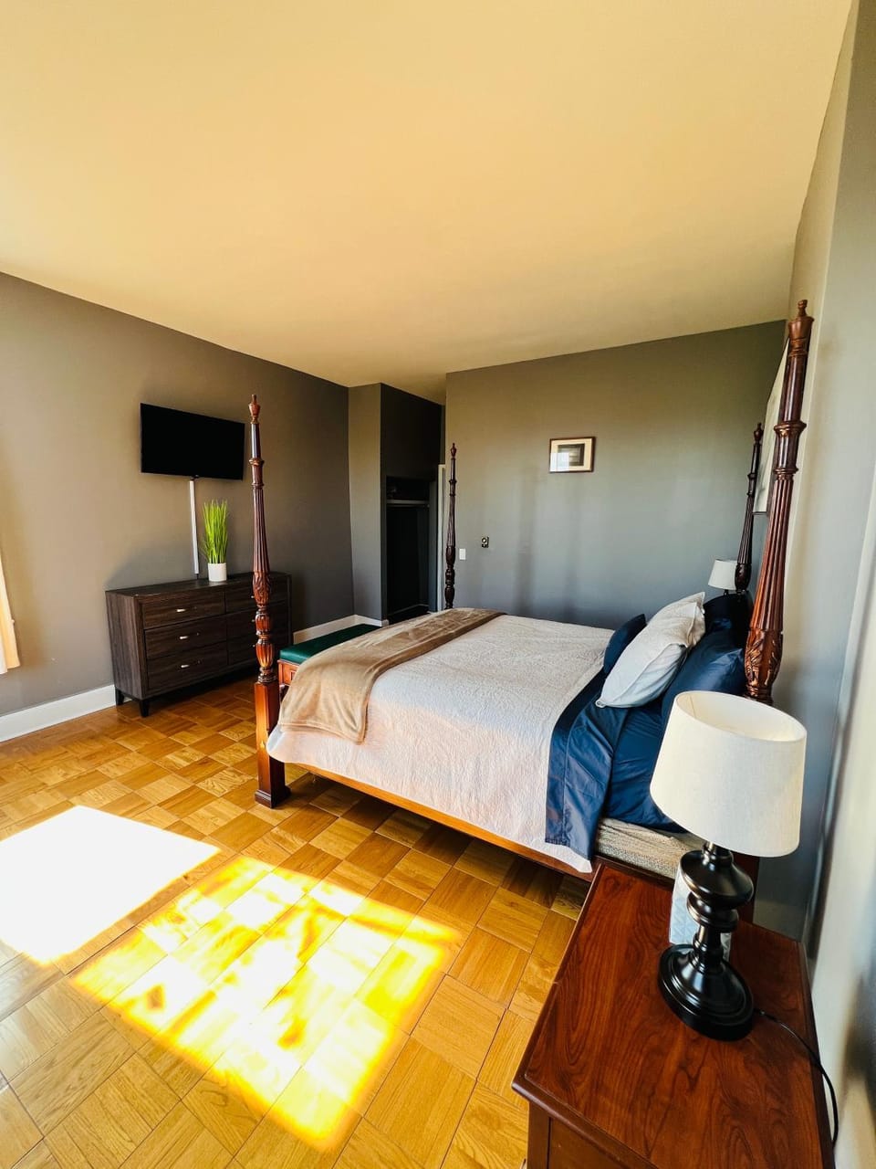 Bed, Photo of the whole room, Bedroom