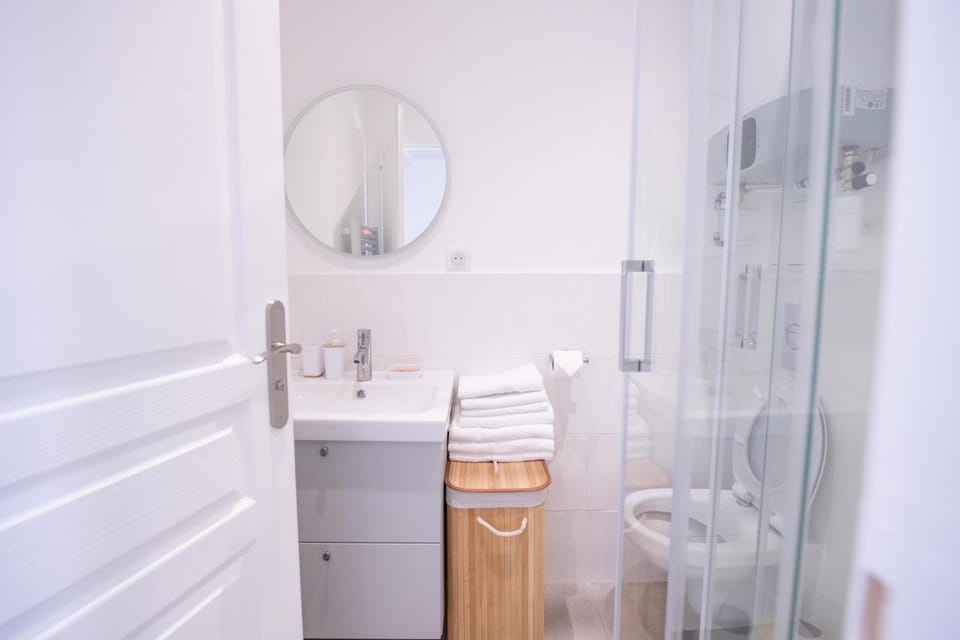Portes de Paris RER C à 2 min WiFi & Parking Inclus Apartment in Île-de-France