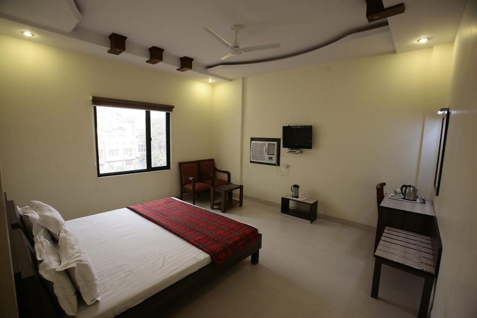 TV and multimedia, Coffee/tea facilities, Photo of the whole room, Seating area, Dining area, Bedroom