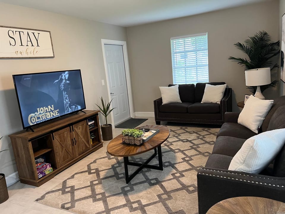 2 mins to Downtown Atlantic Ave-3 mins to Beach-600mbps-BBQ-Fenced Yard House in Delray Beach
