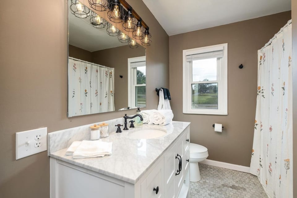 *NEW* Dragster Dream House: 3BD/2BA + Game Room House in Bristol