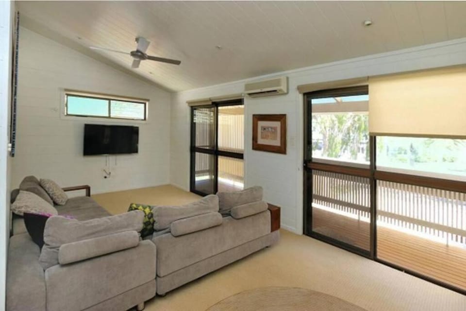 Communal lounge/ TV room, Bed, TV and multimedia, Living room, Photo of the whole room, Seating area