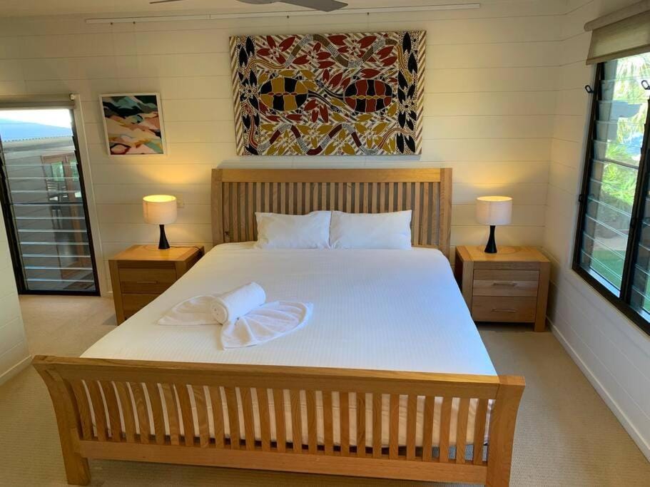 Bed, Photo of the whole room, Bedroom, towels