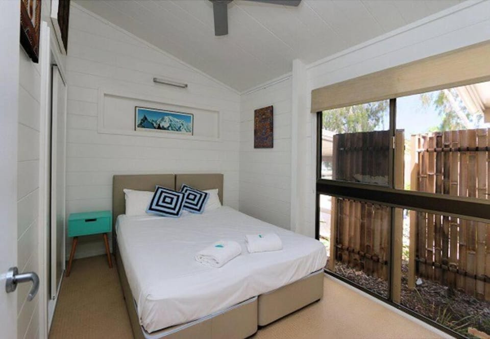 Bedroom, towels