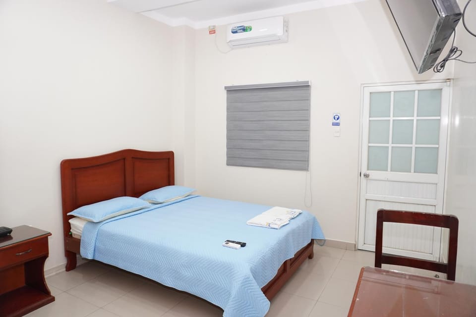 Bed, TV and multimedia, Photo of the whole room, Bedroom, air conditioner