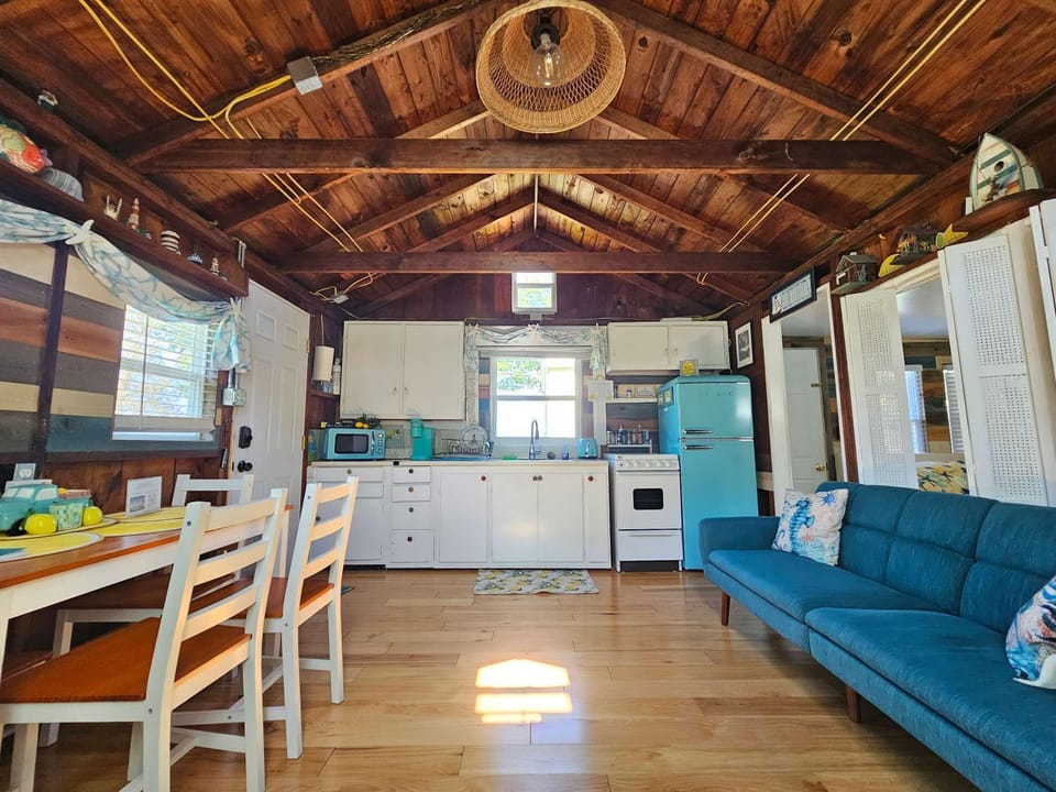 LemonDrop Lake-Front Cottage House in Lake Erie