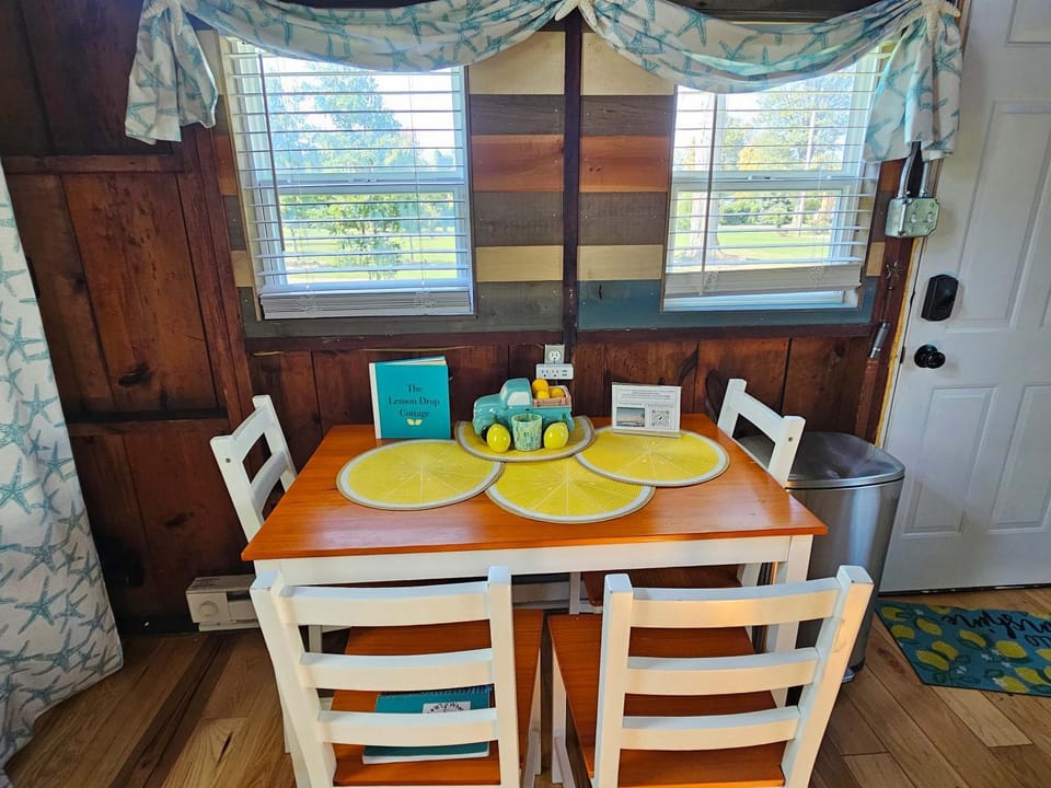 LemonDrop Lake-Front Cottage House in Lake Erie