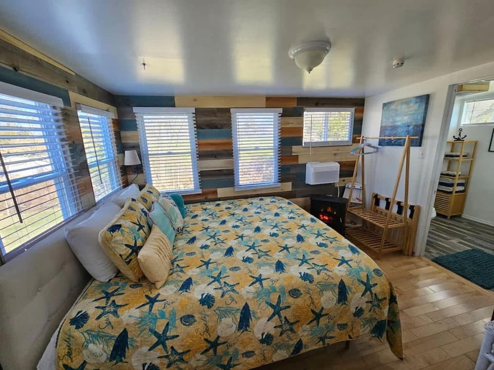 LemonDrop Lake-Front Cottage House in Lake Erie