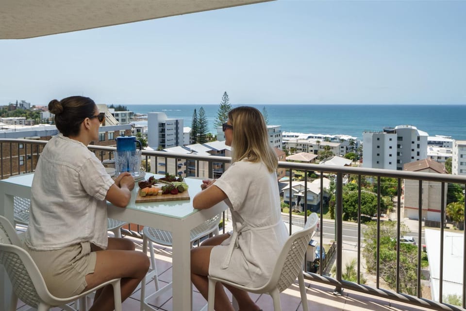 Patio, Natural landscape, View (from property/room), Balcony/Terrace, Food and drinks, Seating area, Dining area, City view, Sea view, group of guests