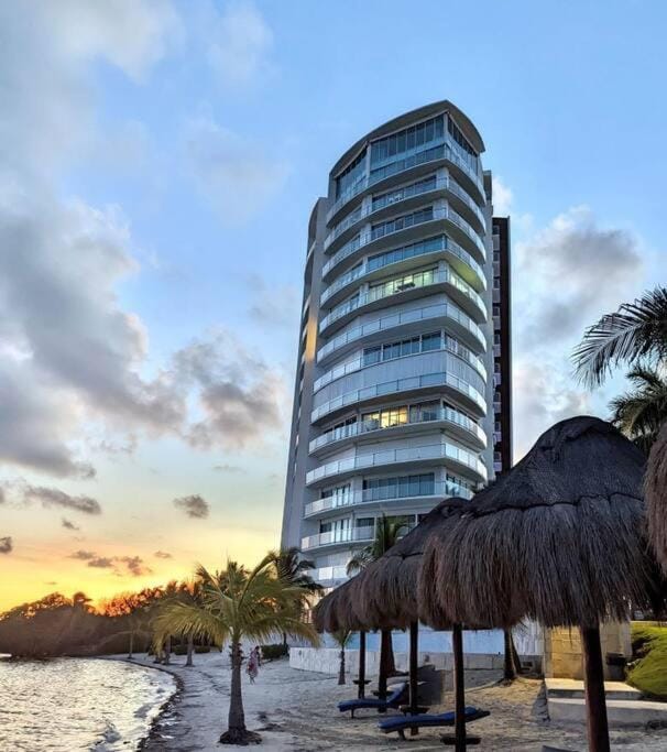 Peninsula Luxury Apartments with ocean front and espectacular views - no pets Apartment in Cancun